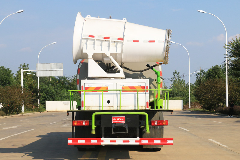 东风专底D3L后双桥抑尘车（圆罐） 17方(雾炮60~100米)